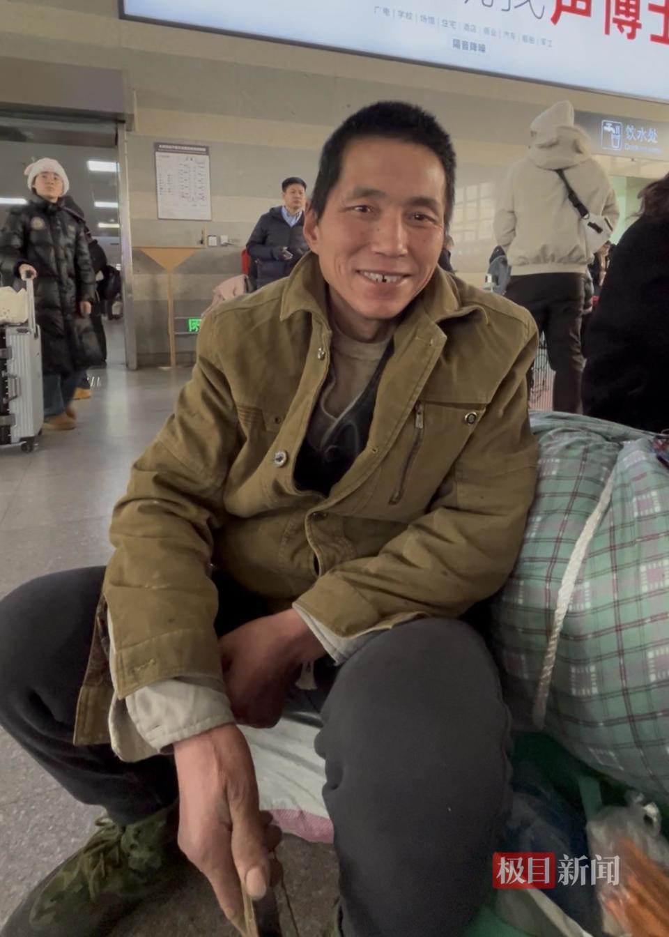 53岁大叔乘60多元绿皮车回家过年