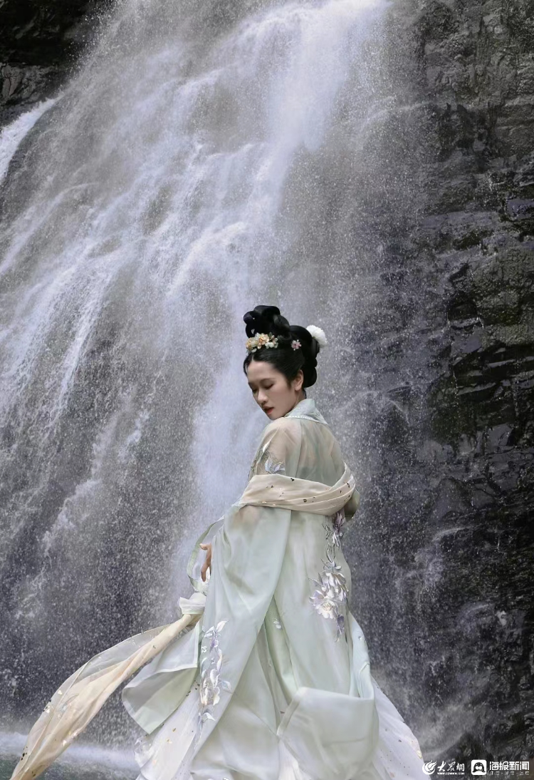 00后女儿给父母买新衣父母秒变80岁