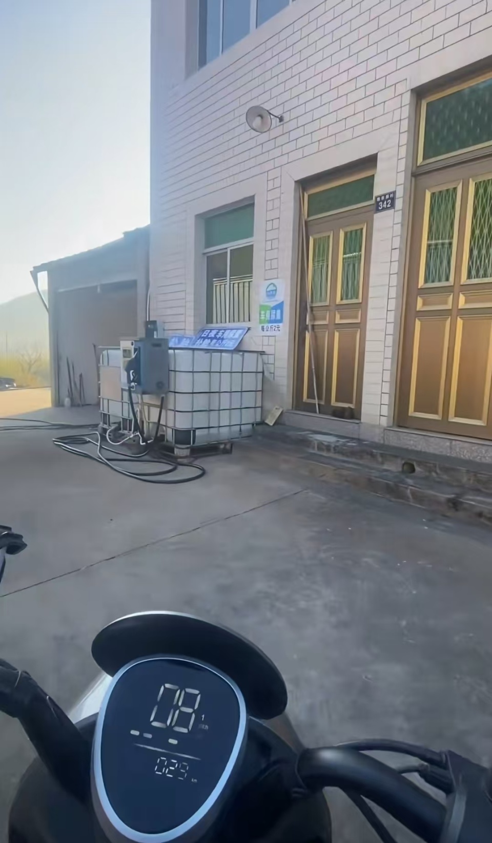 女子騎電動車近2個月從上海回廣西