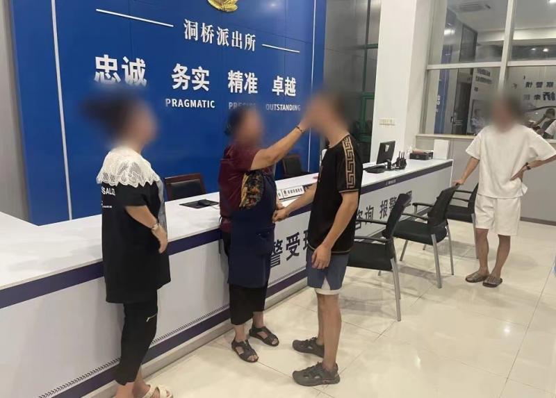女儿看到外出打工一年的妈妈不敢认