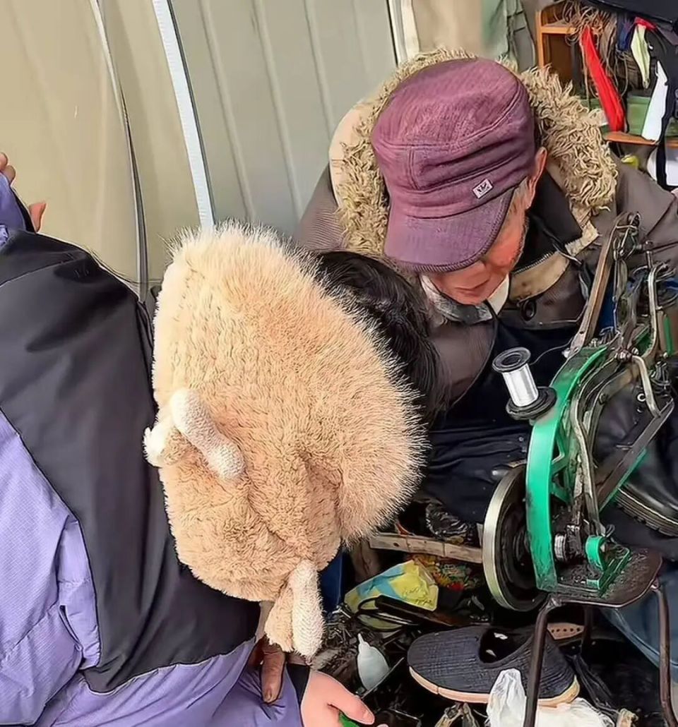 换新费上万的假肢被修鞋大爷免费修好