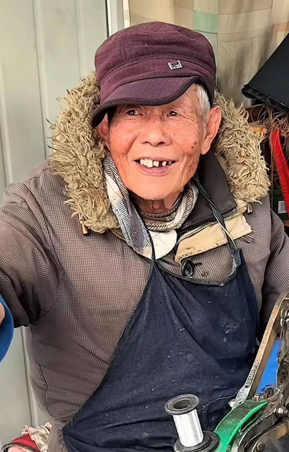 换新费上万的假肢被修鞋大爷免费修好