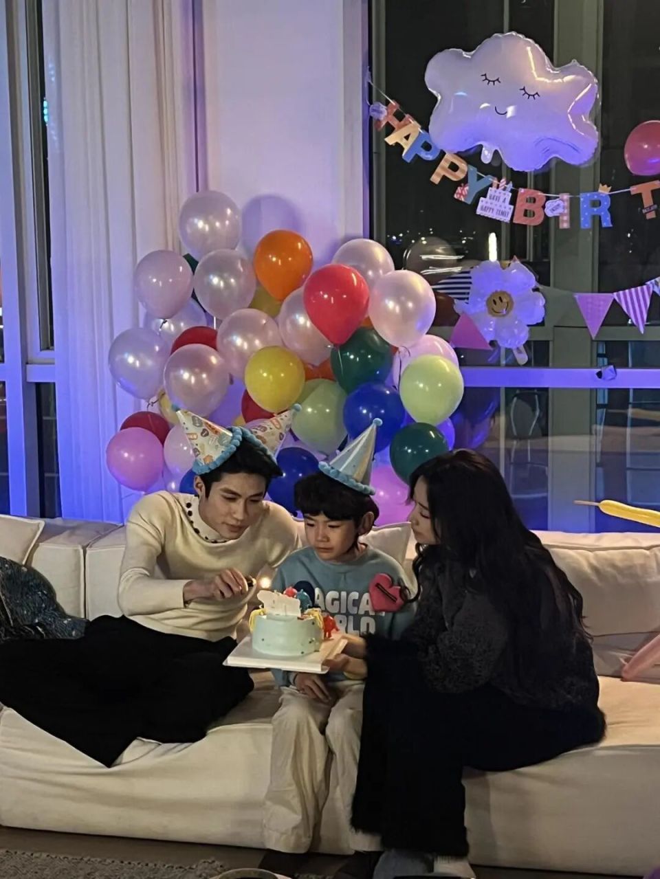 9岁男孩拍短剧一天挣2000