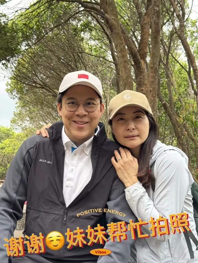 霍启刚郭晶晶合体拜年