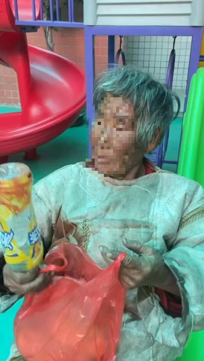 流浪老人身份成谜方言博主“破译”