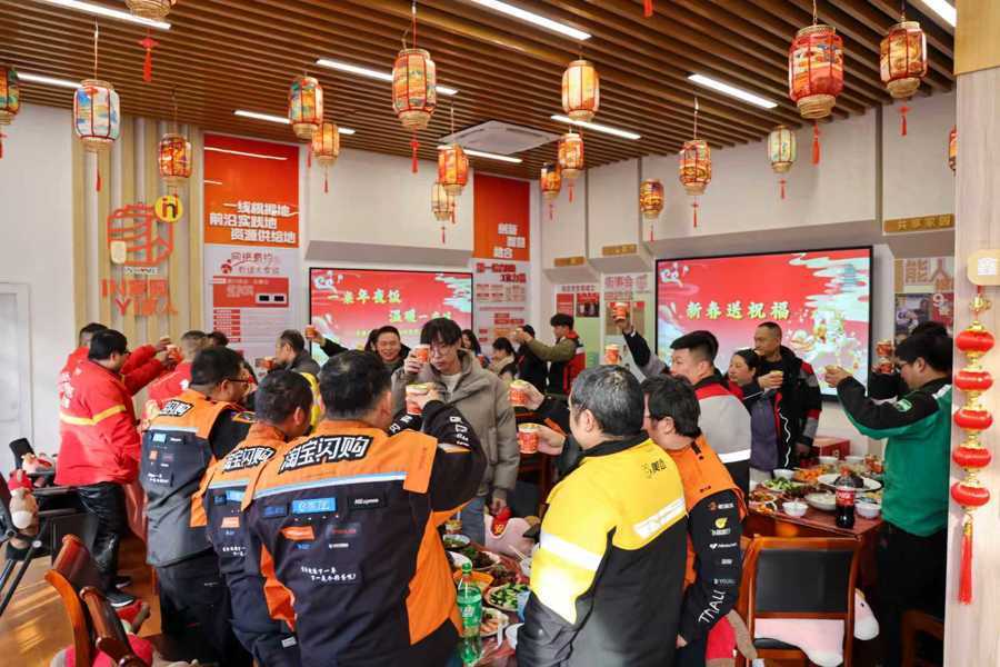 老板把砂糖橘戴头上吸引顾客