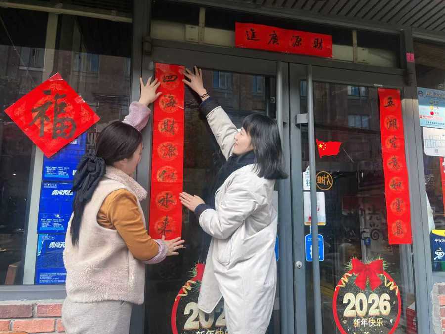 老板把砂糖橘戴头上吸引顾客