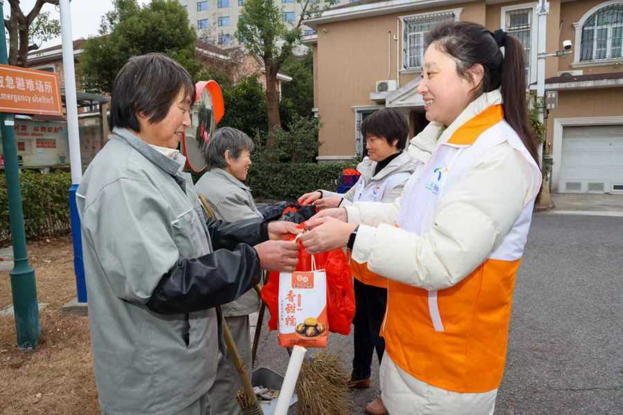 老板把砂糖橘戴头上吸引顾客