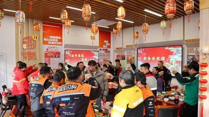 老板把砂糖橘戴头上吸引顾客