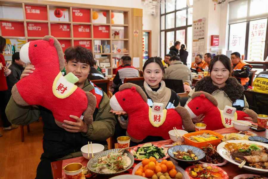 老板把砂糖橘戴头上吸引顾客