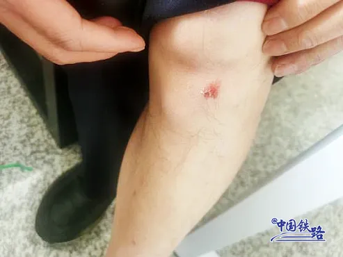换乘8分钟女子赶高铁狂奔几乎晕倒