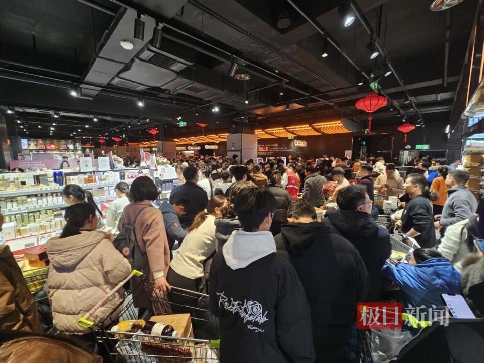 顾客在胖东来买5000元年货花500寄出
