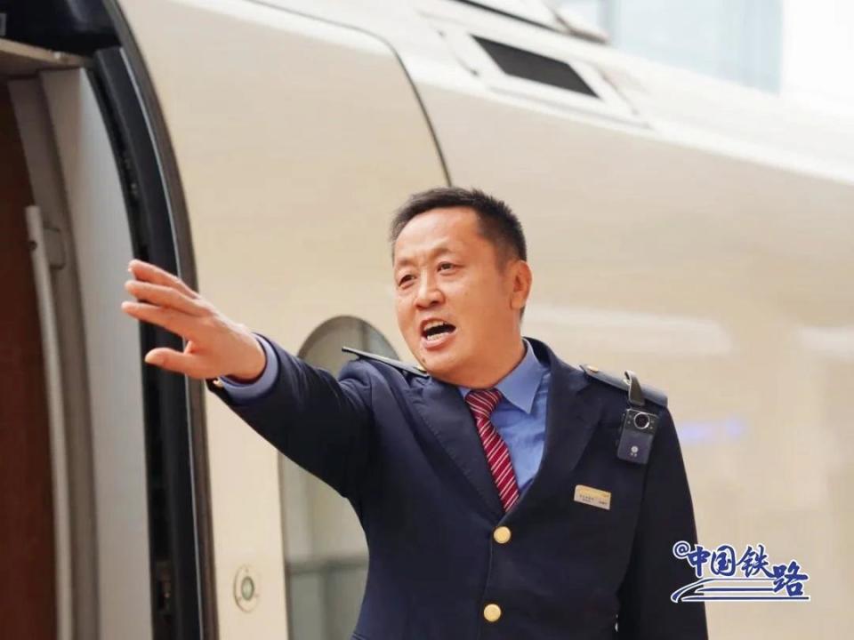 换乘8分钟女子赶高铁狂奔几乎晕倒