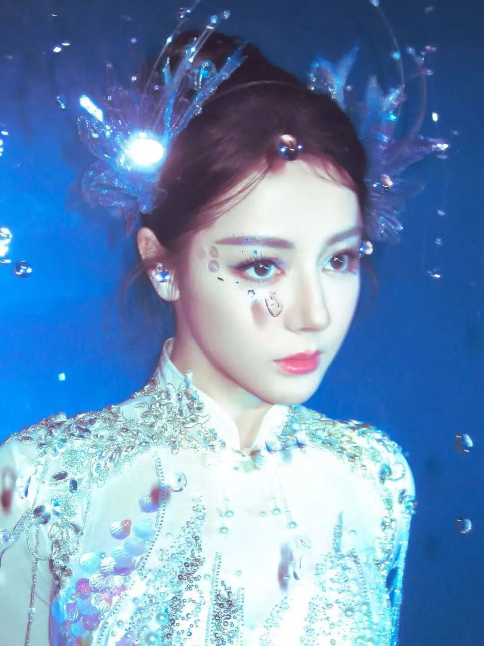 迪丽热巴春晚化身江豚精灵