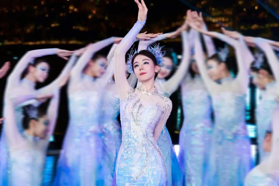 迪丽热巴春晚化身江豚精灵