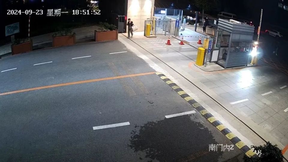 父母出门姐弟俩偷点外卖招待亲戚