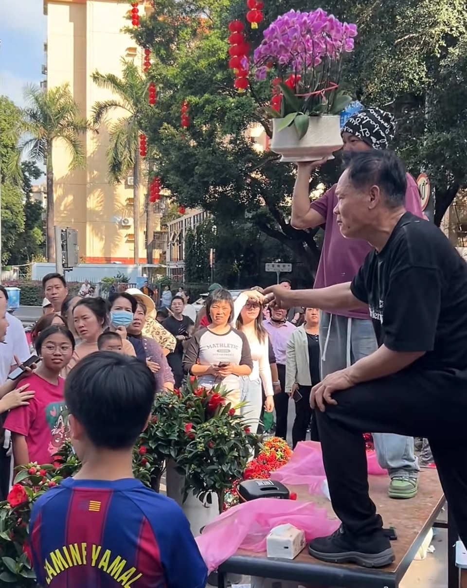 深圳花市现反向拍卖价格越喊越低