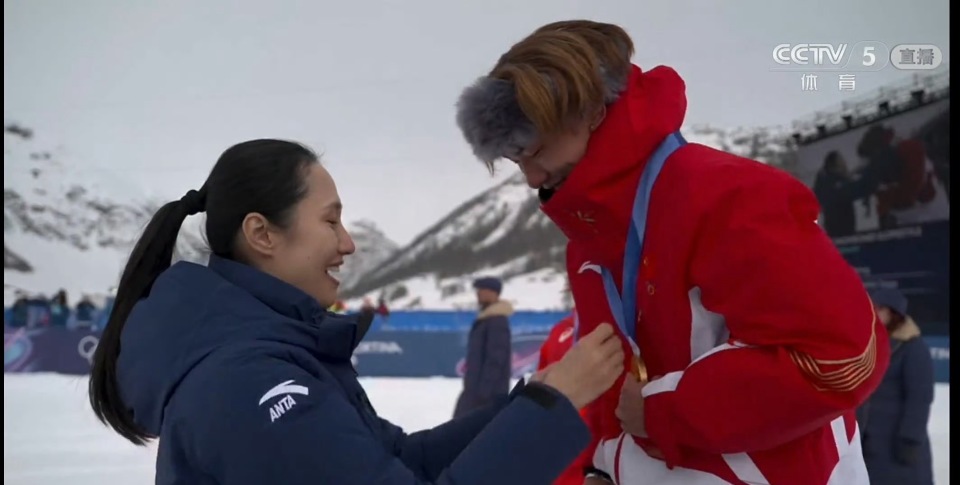 冬奥传奇张虹为苏翊鸣颁奖