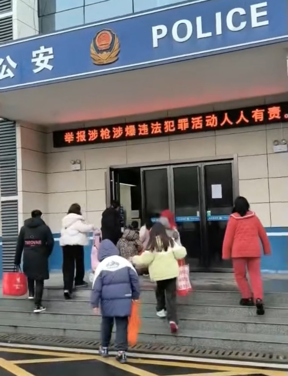 小孩排隊去派出所拜年領(lǐng)到1元紅包