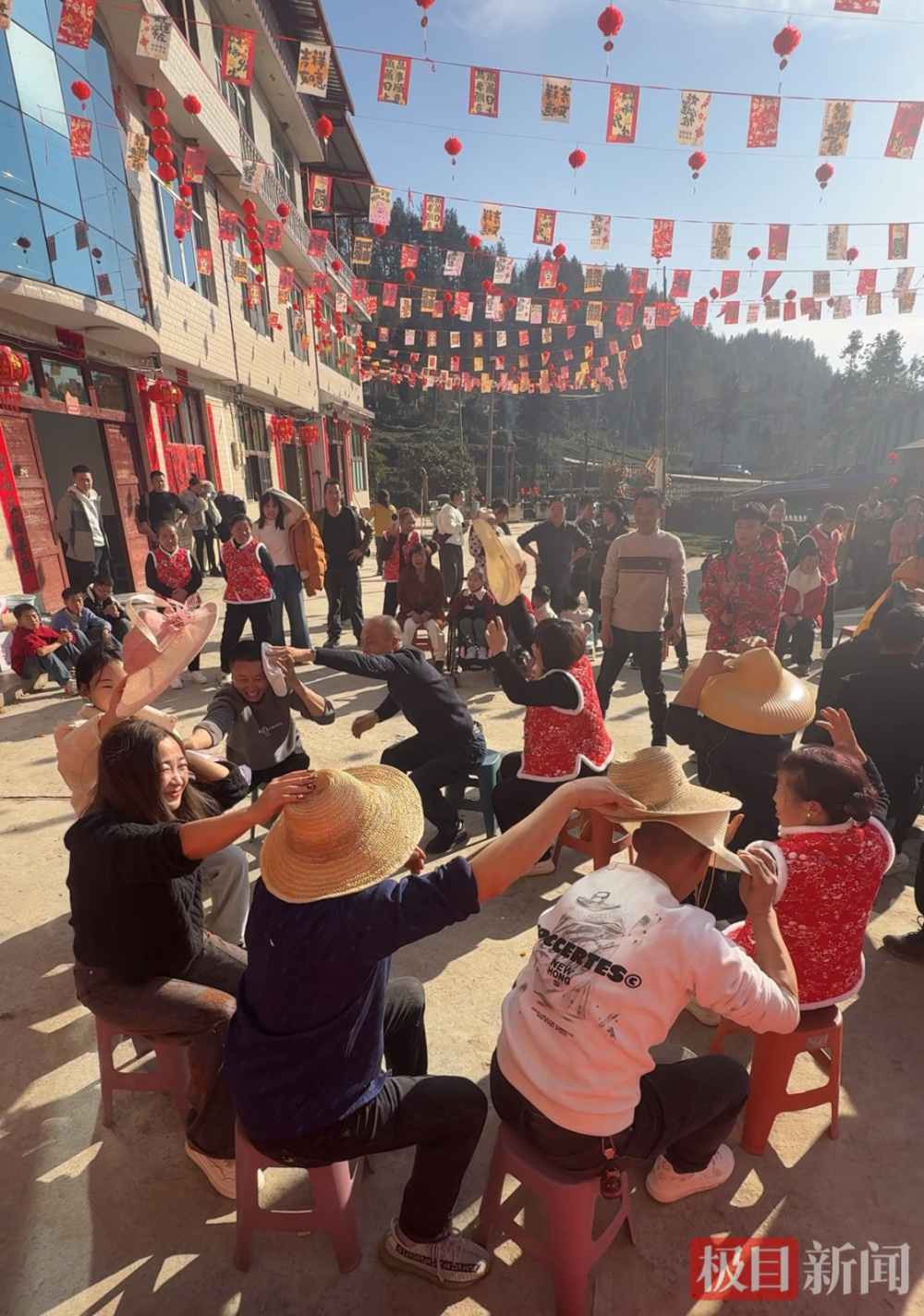 湖北恩施一家52口人自办“春晚”