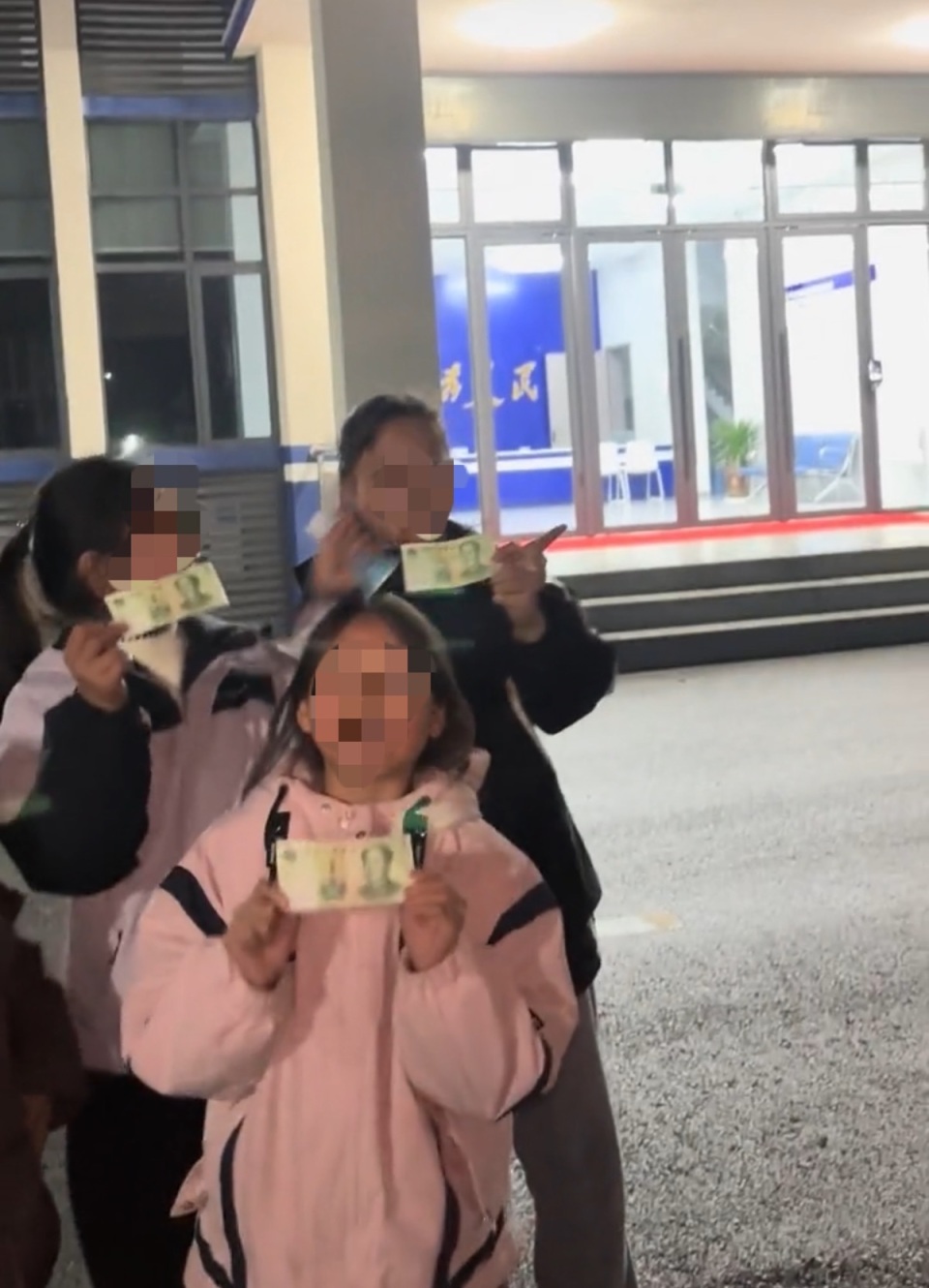 小孩排隊去派出所拜年領(lǐng)到1元紅包