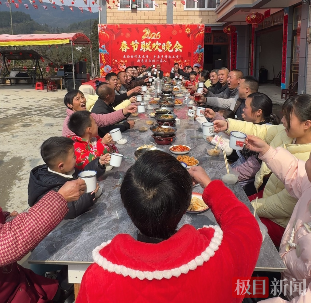 湖北恩施一家52口人自办“春晚”