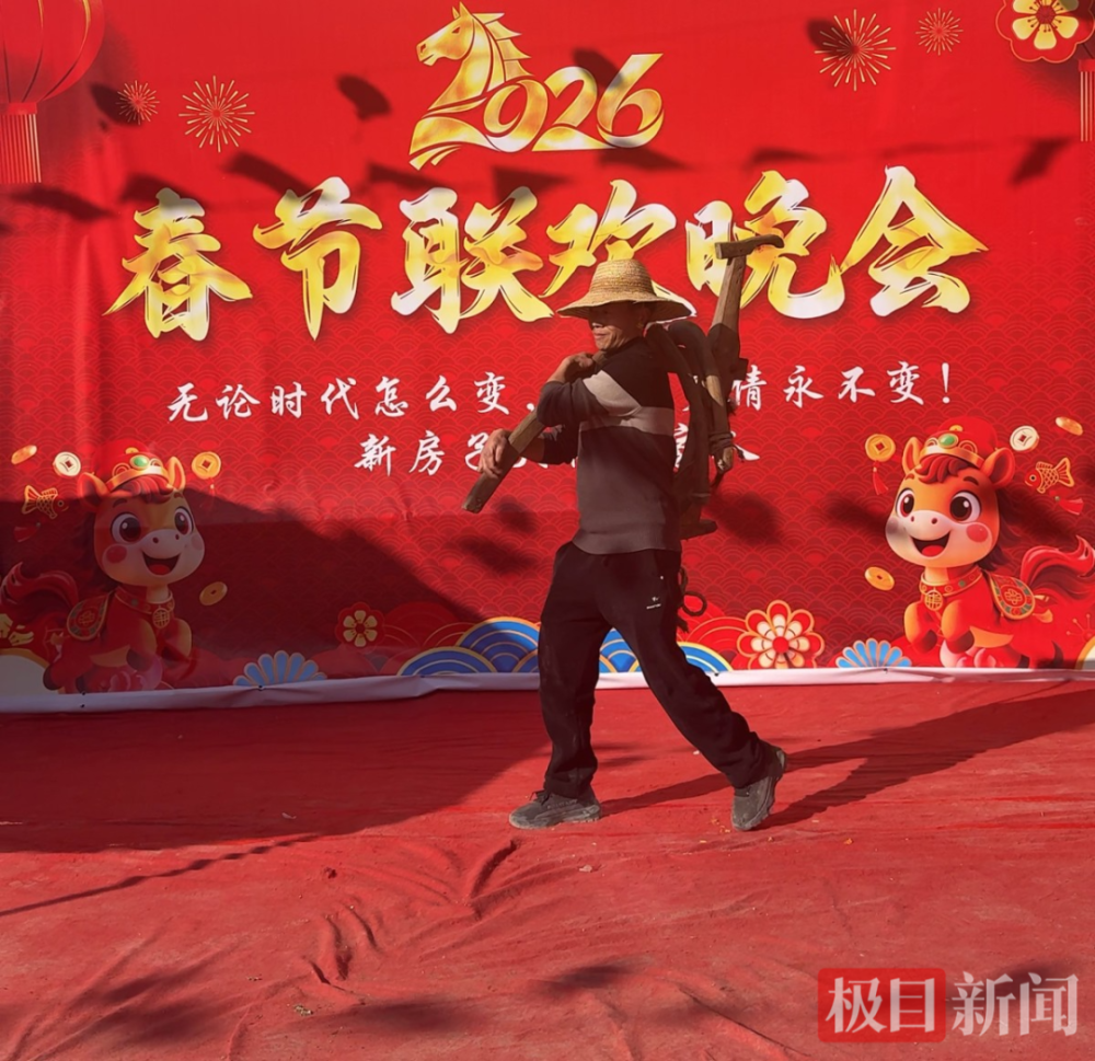 湖北恩施一家52口人自办“春晚”