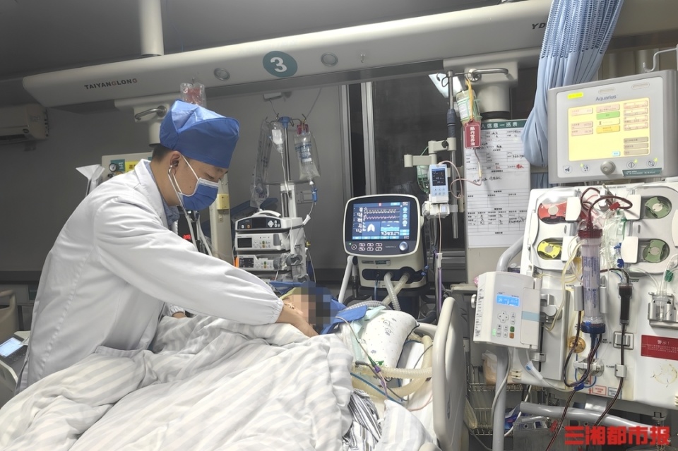 日夜颠倒狂吃碳水29岁男子ICU过年