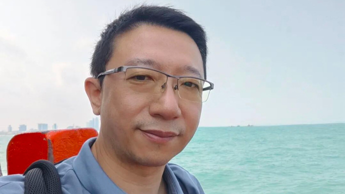 在泰国度假的中国教授救下溺水幼童