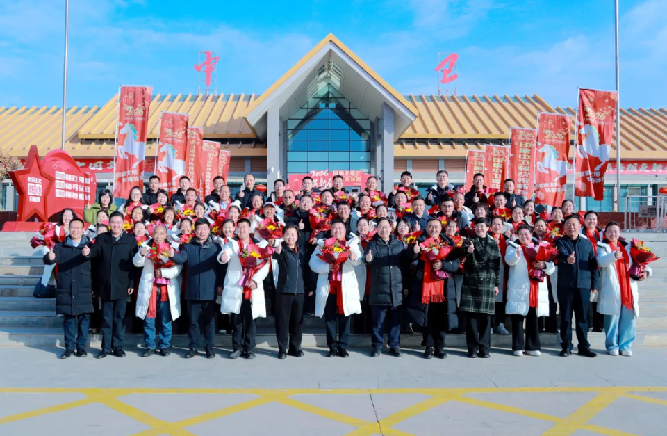 他们春晚归来市委书记接机