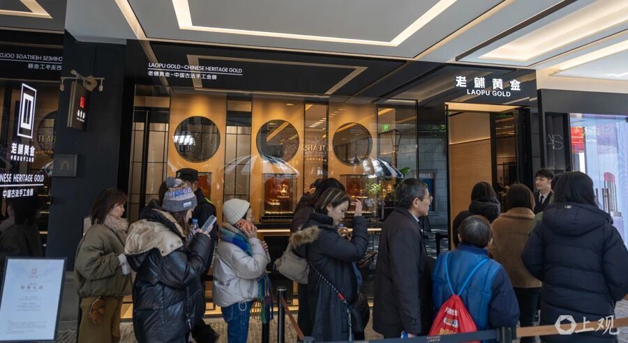 香港黄金交易所展出近1吨金条银条