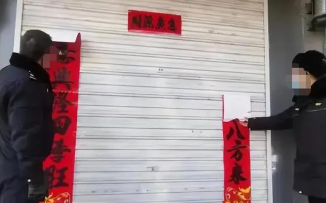 小伙撕去年对联天塌了