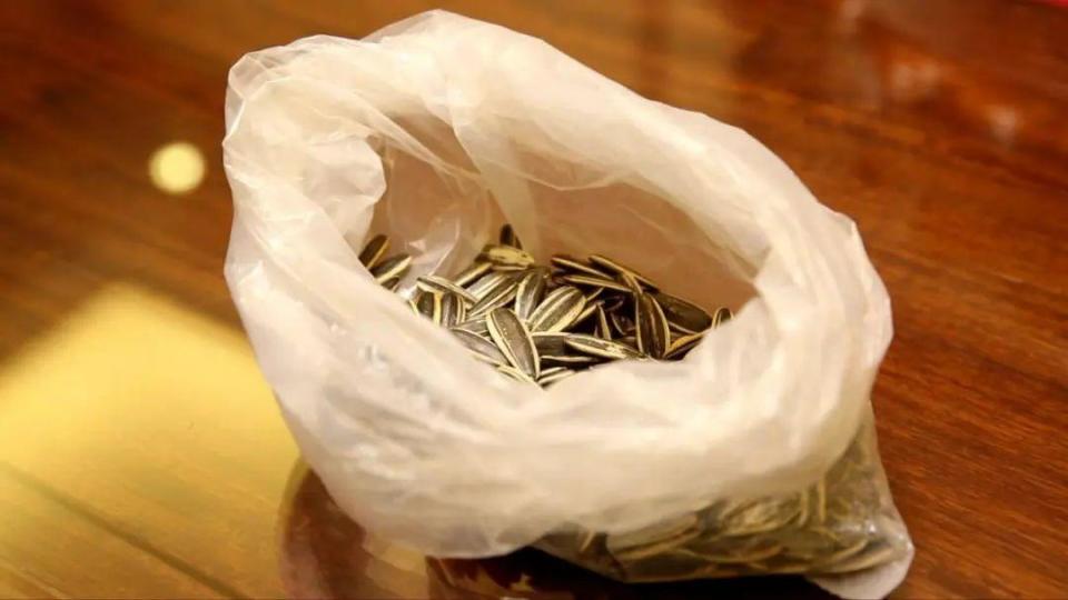 这种瓜子有毒还致癌吃到立马吐出来