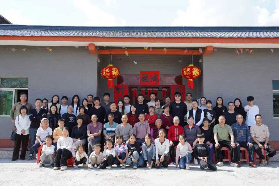 一家族五代同堂60多人年龄差超90岁