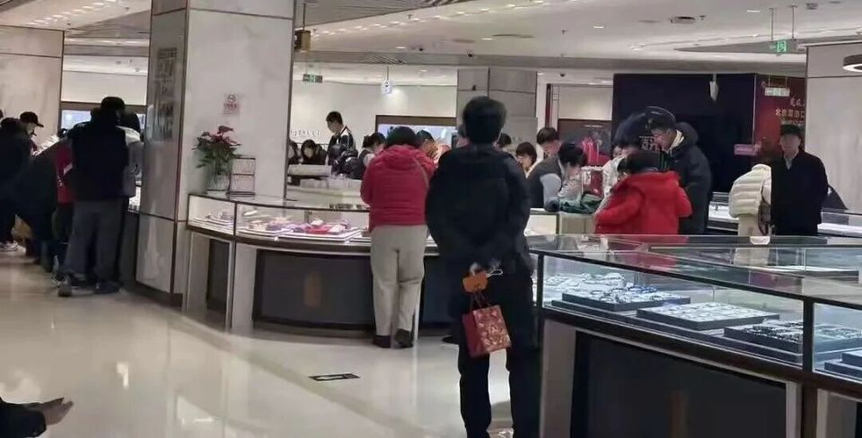 香港黄金交易所展出近1吨金条银条