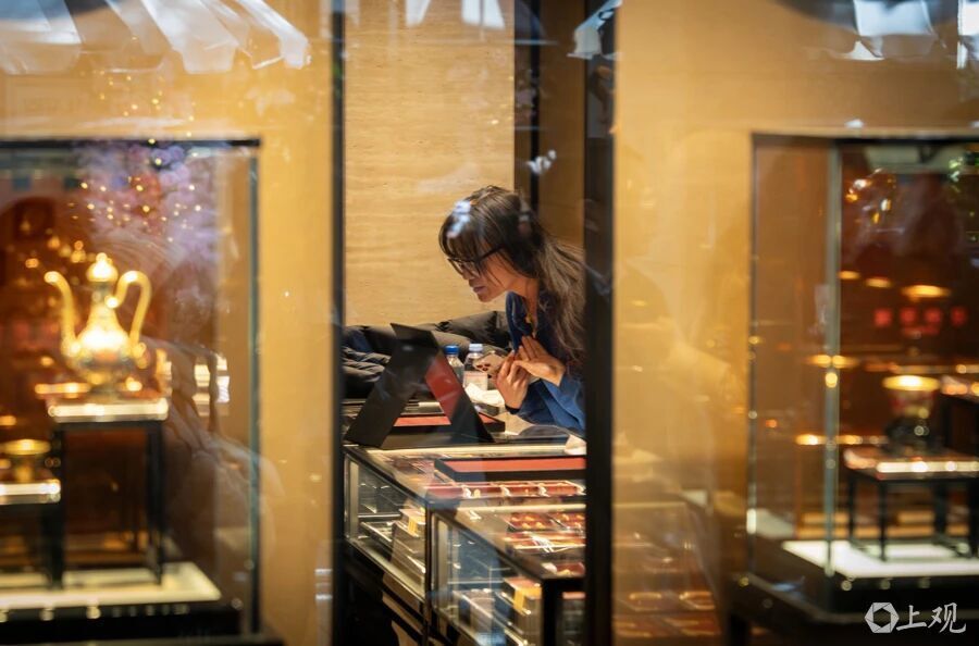 香港黄金交易所展出近1吨金条银条