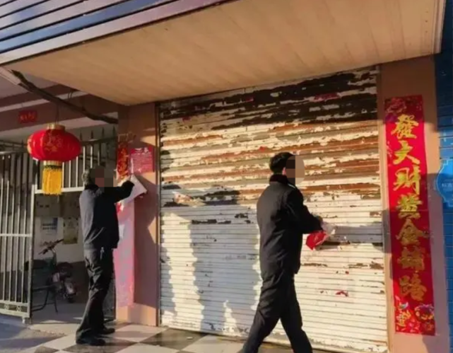 小伙撕去年对联天塌了