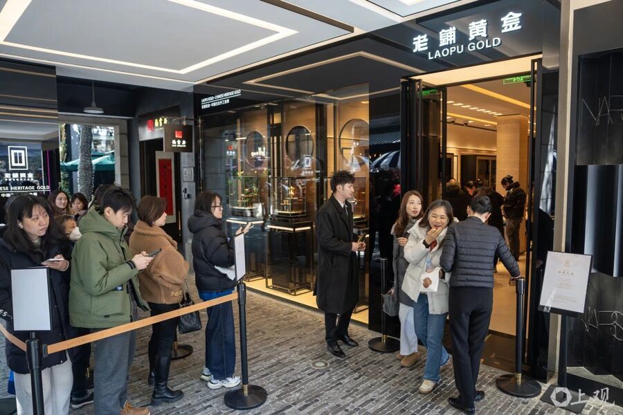 香港黄金交易所展出近1吨金条银条