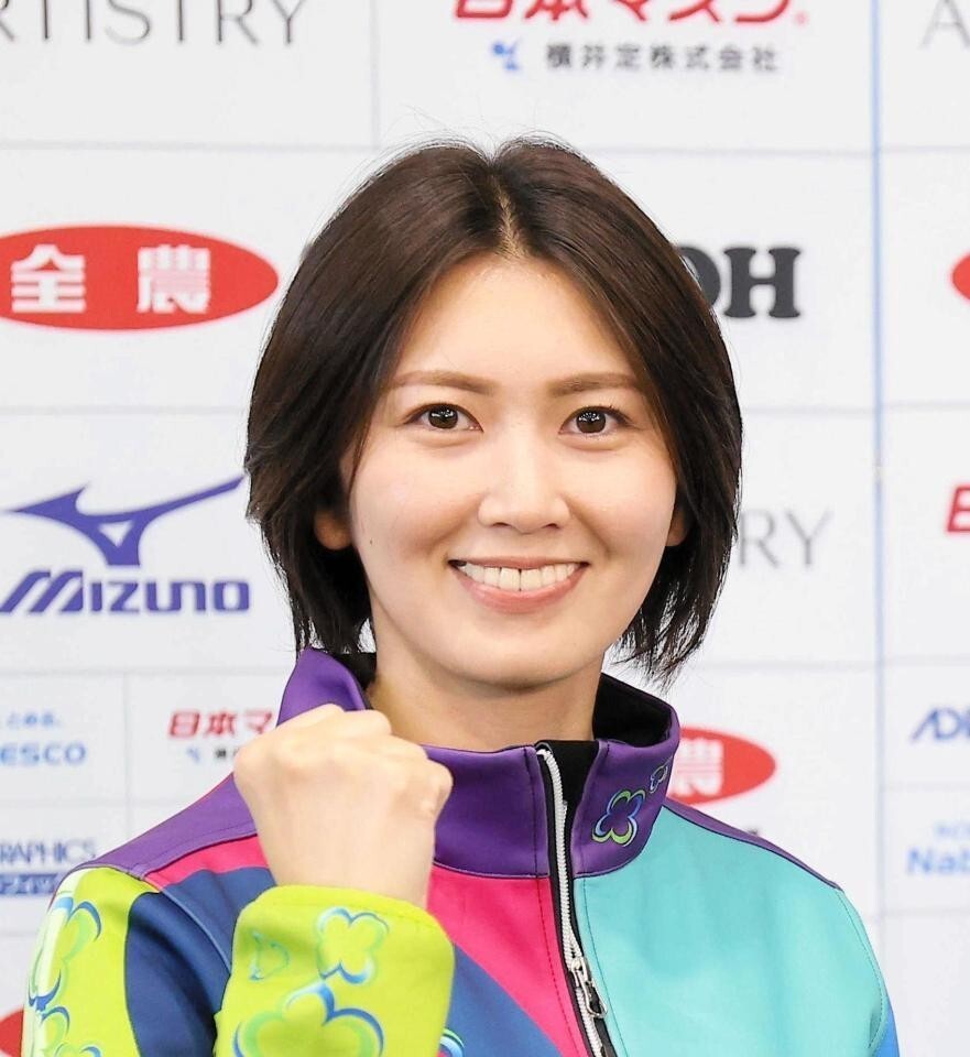 日本冰壶女运动员撞脸孙燕姿