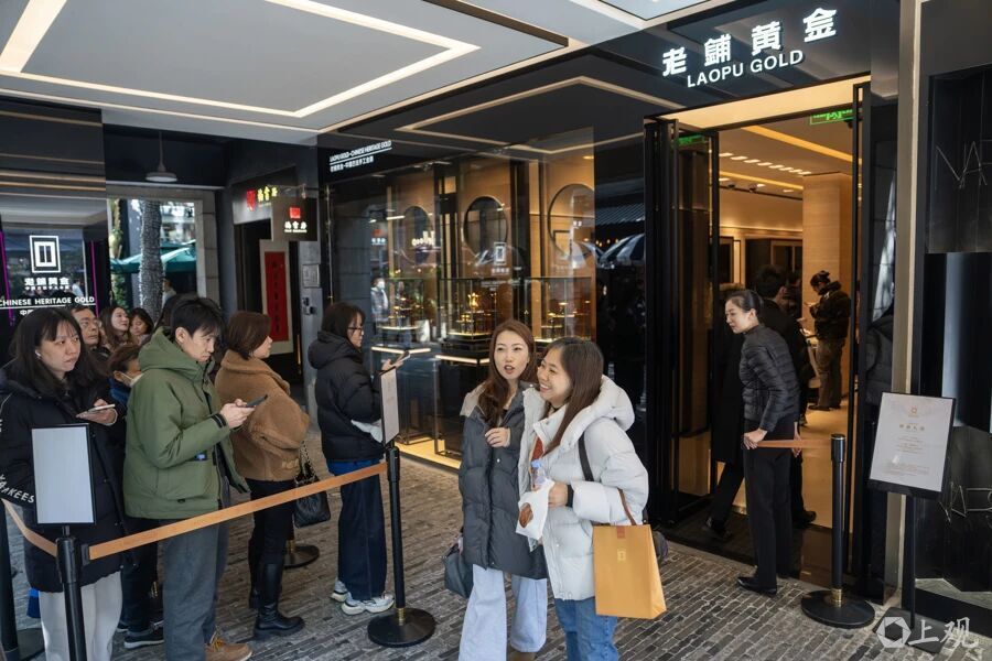 香港黄金交易所展出近1吨金条银条