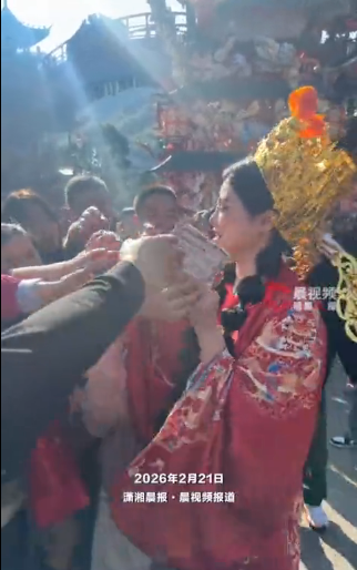 景区女财神被游客追得满场跑