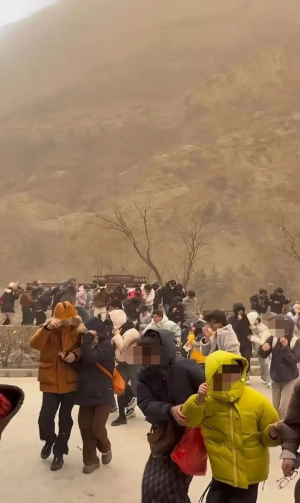 大同遭遇沙尘天气游客直接被吹倒