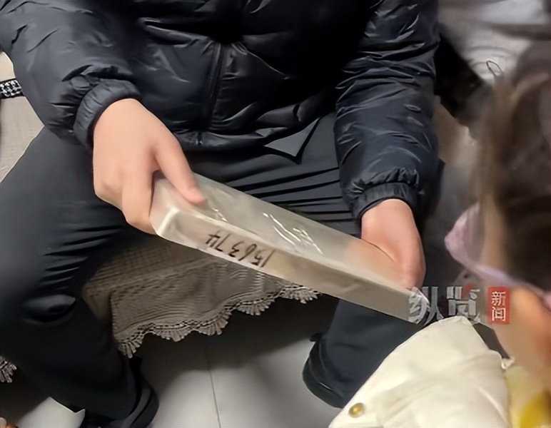舅舅送外甥女30斤银砖当压岁钱