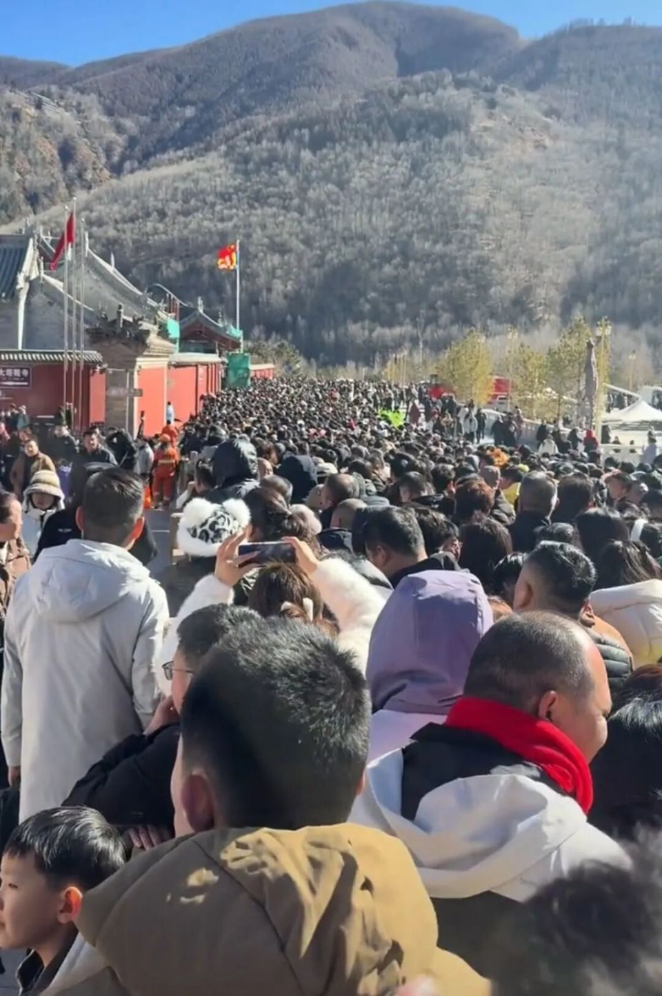 游客五台山凌晨排队5小时迎财神