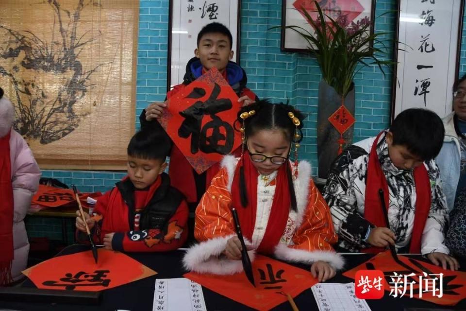 一家人接力弹奏古筝贺新春