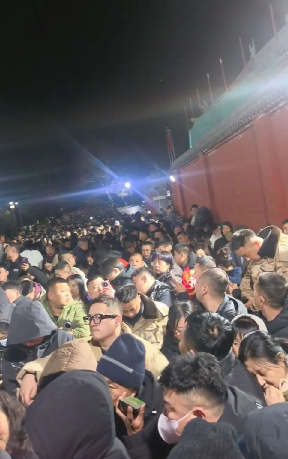 游客五台山凌晨排队5小时迎财神