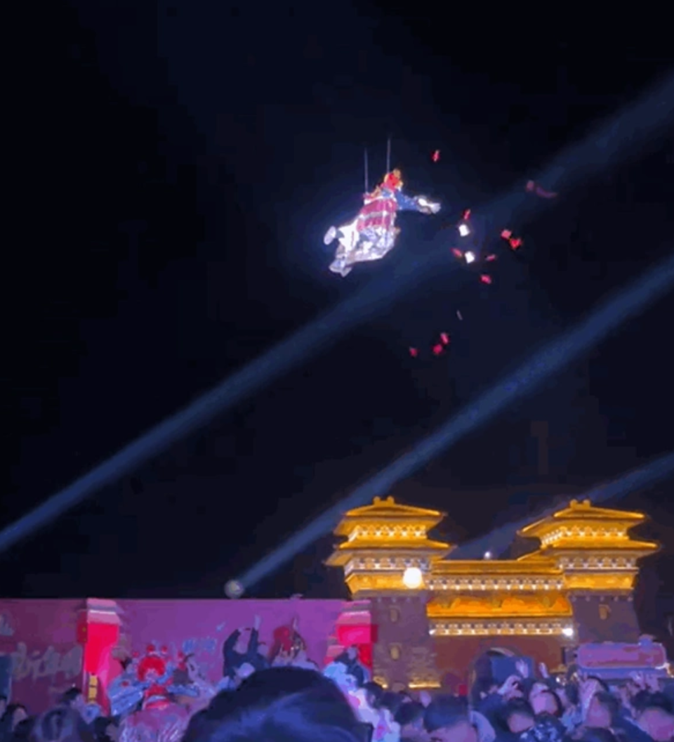 景区“财神”撒真钱合适吗