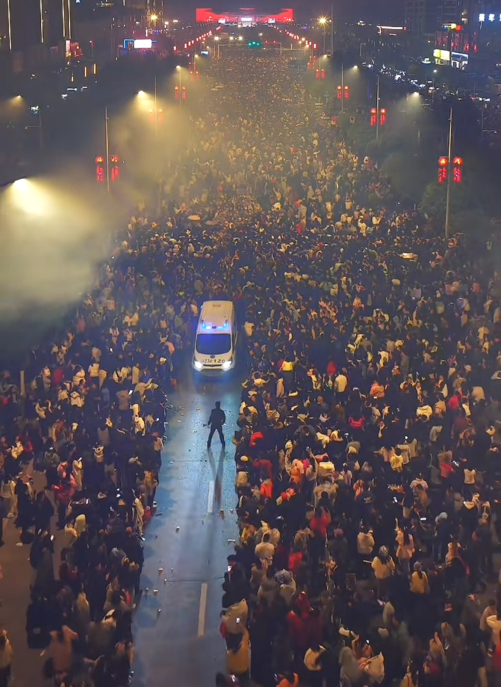 烟花晚会现场数万游客为救护车让路