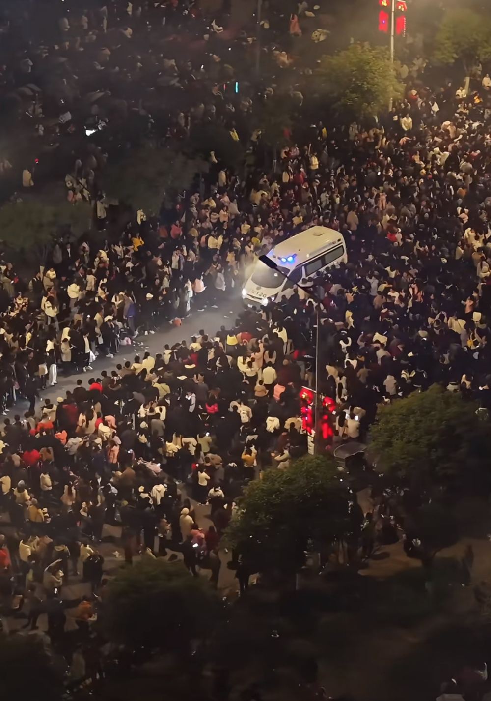 烟花晚会现场数万游客为救护车让路