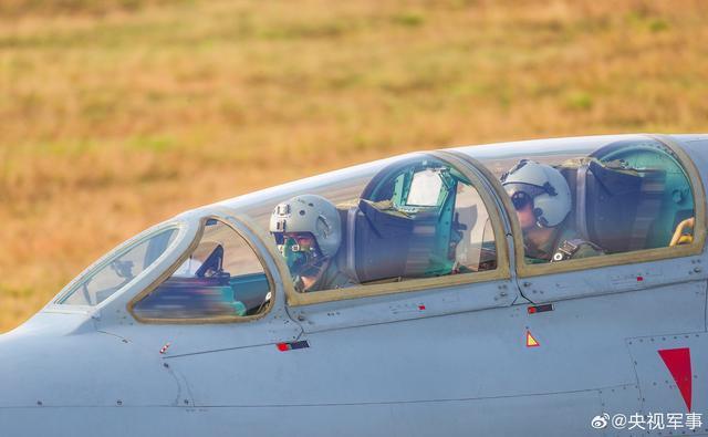南部战区空军训练现场高燃画面曝光